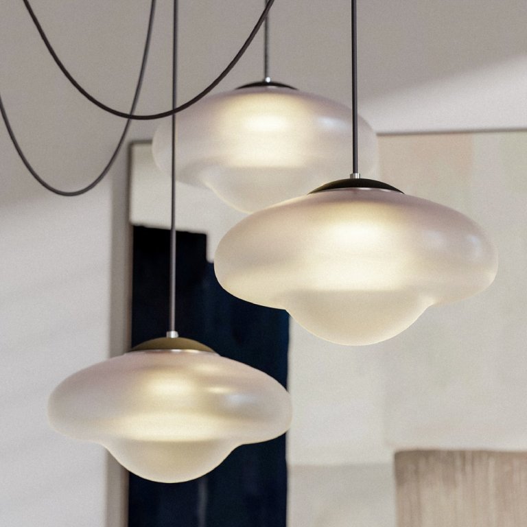 Designové svítidlo Aura ručně vyrobené z porcelánu a foukaného českého křišťálu.