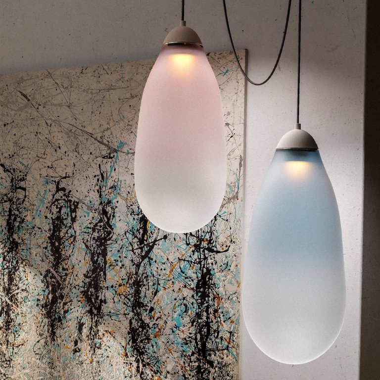 Designové svítidlo Flow Lila ručně vyrobené z porcelánu a foukaného českého křišťálu.