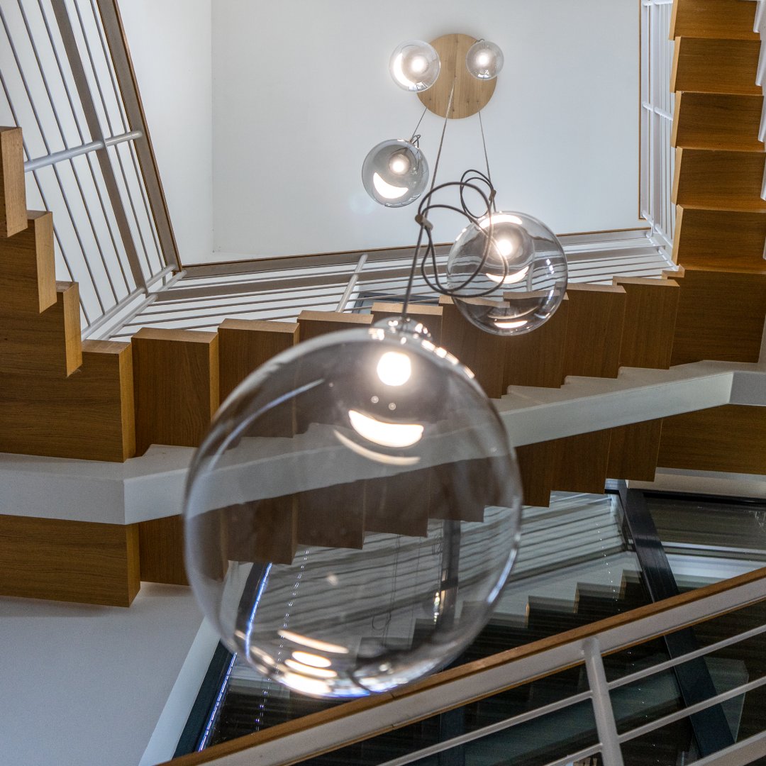 Designové svítidlo Flow Loop ručně vyrobené z porcelánu a foukaného českého křišťálu.