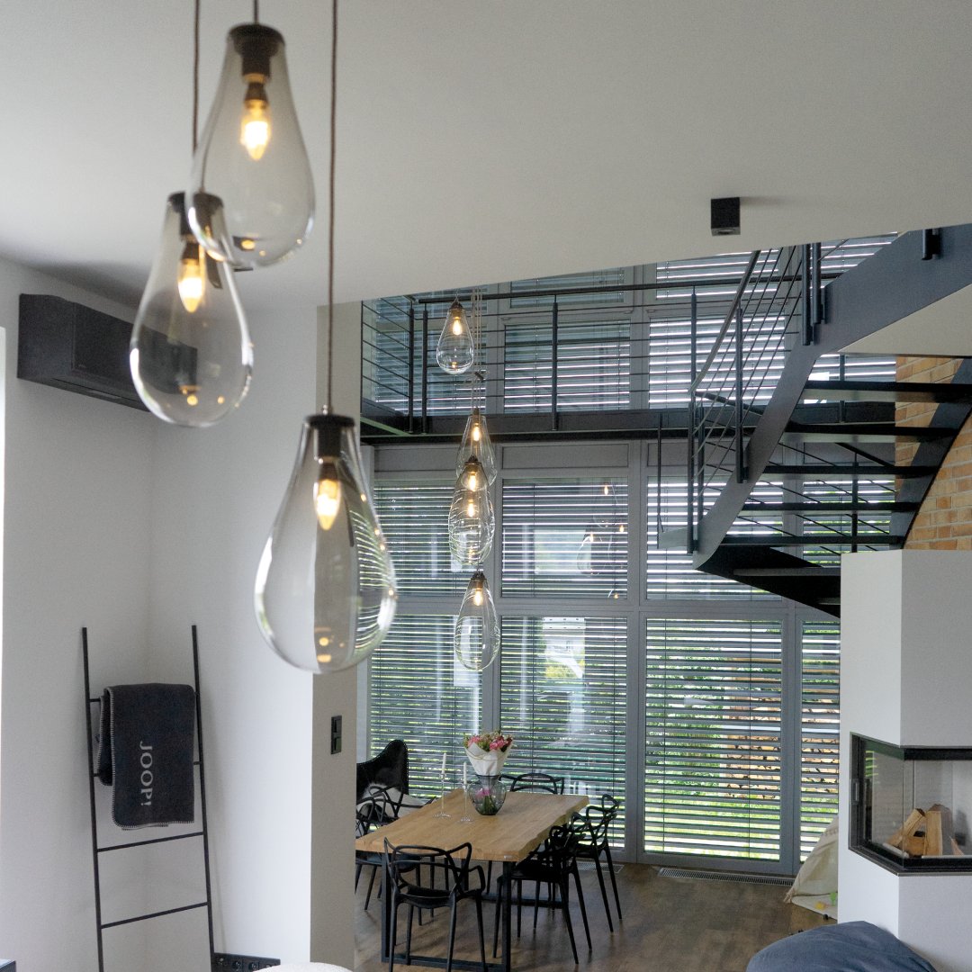 Designové svítidlo Flow Loop ručně vyrobené z porcelánu a foukaného českého křišťálu.