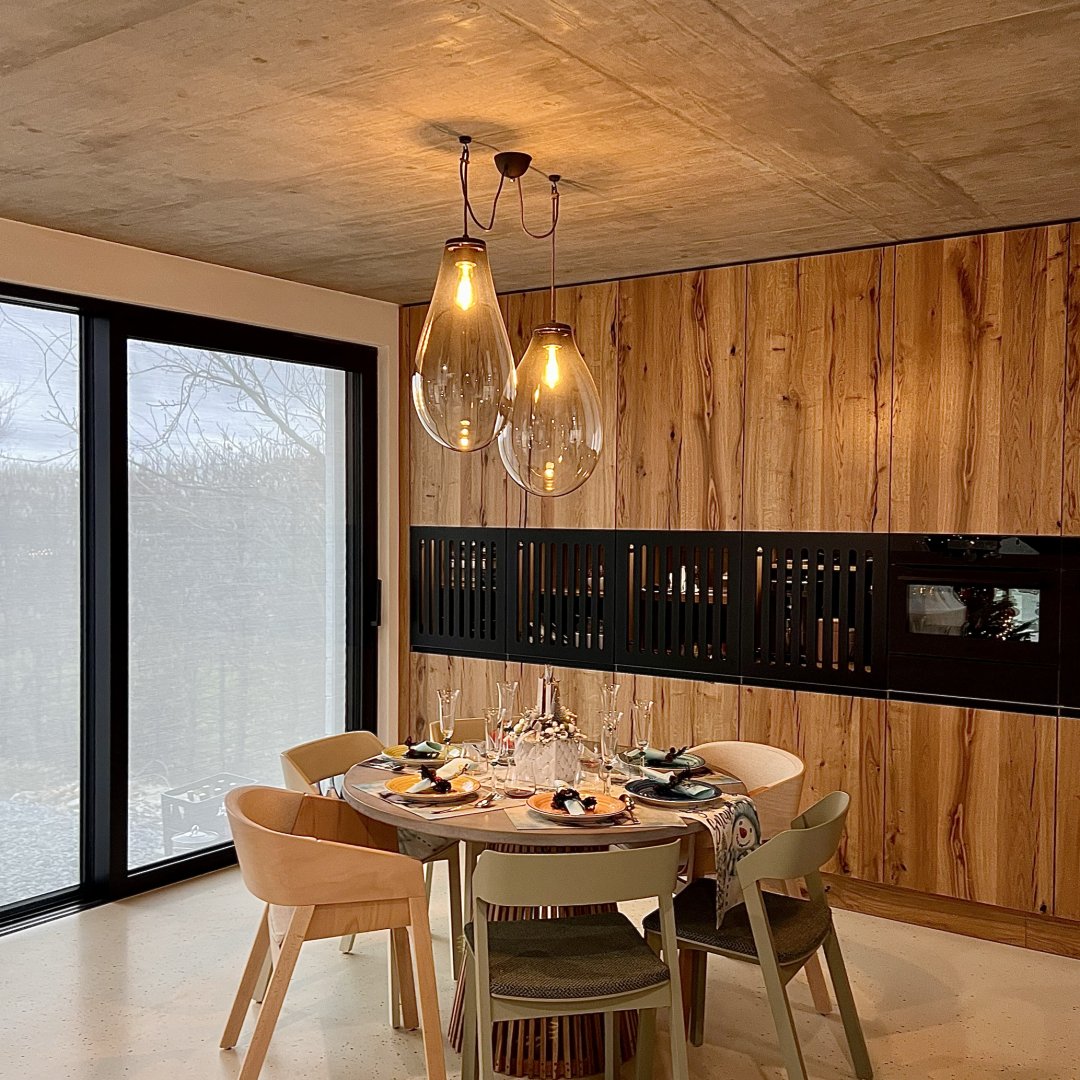 Designové svítidlo Flow Loop ručně vyrobené z porcelánu a foukaného českého křišťálu.