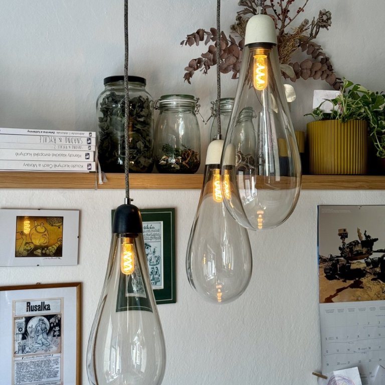 Menší designové svítidlo Flow Mini ručně vyrobené z porcelánu a foukaného českého křišťálu.
