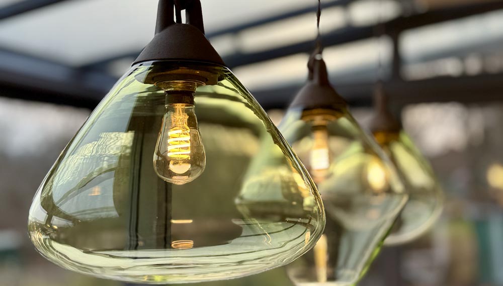 Designové svítidlo Boya ručně vyrobené z porcelánu a foukaného českého křišťálu.