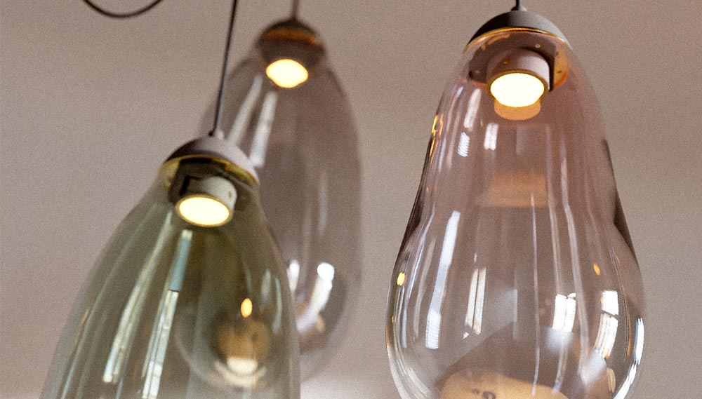 Designové svítidlo Flow Lila ručně vyrobené z porcelánu a foukaného českého křišťálu.