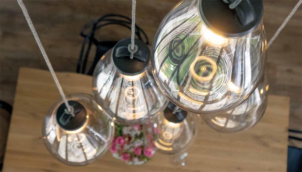 Designové svítidlo Flow Loop ručně vyrobené z porcelánu a foukaného českého křišťálu.
