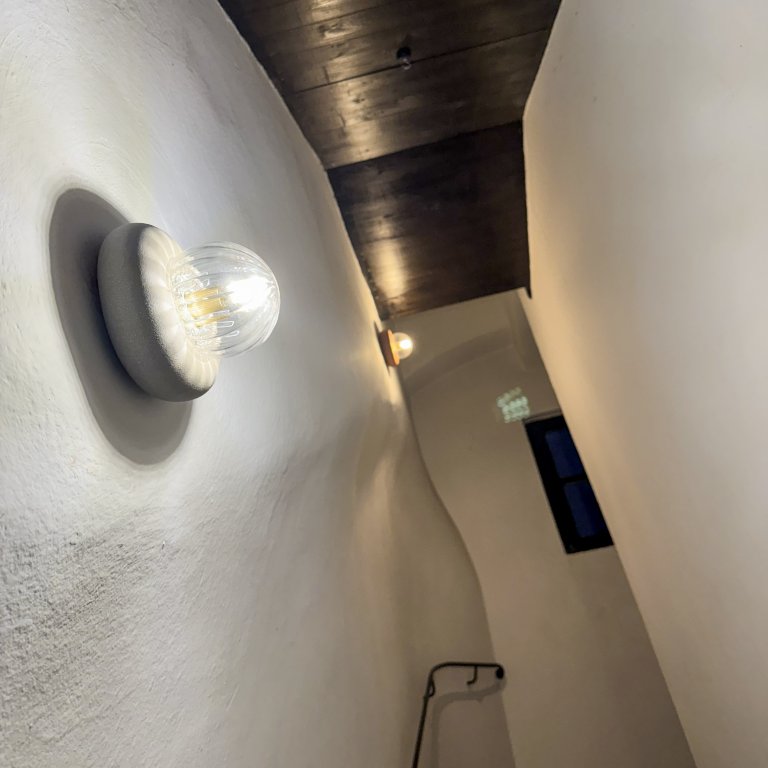 Nástěnné nebo stropní svítidlo Stone Wall z porcelánu, kameniny, českého křišťálu či borosilikátového skla.